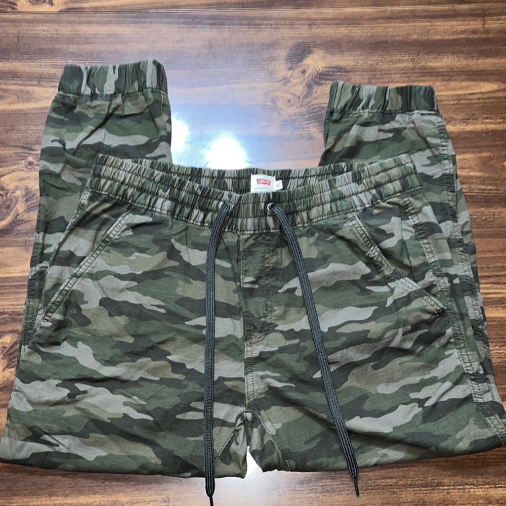 Levi’s camo drawstring pants size medium